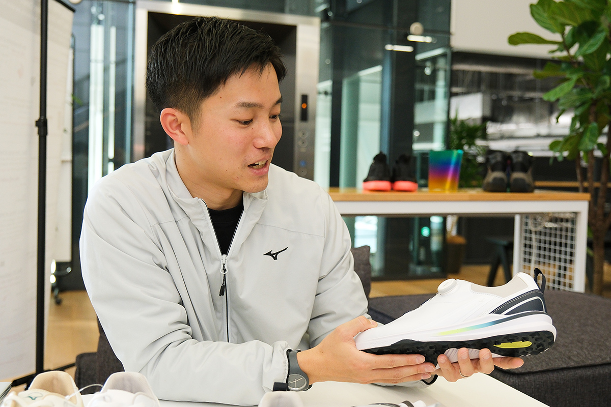 ミズノのシューズ開発担当者の河合さん。ニューモデルの話をいろいろとうかがった