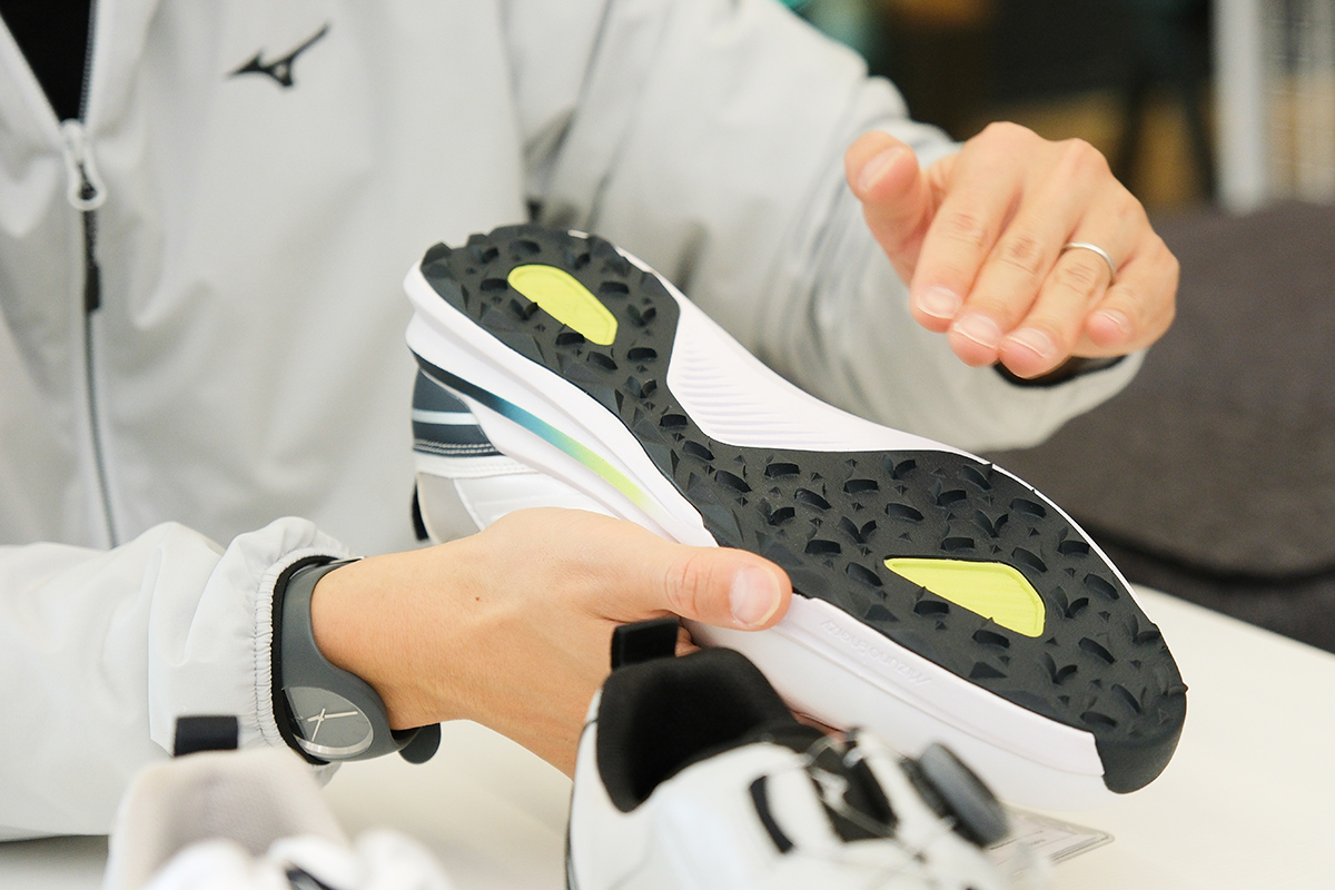 軽量スパイクレスの最新モデル「NEXLITE ENERZY II」。クッション性がアップデートされ、ウィズも4Eと3Eが選べるようになった