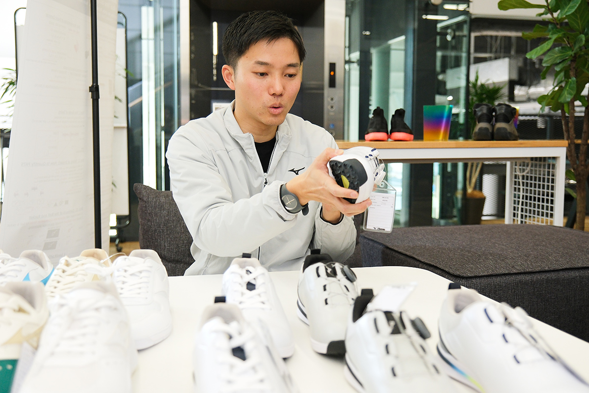 ミズノのシューズ開発担当者の河合さん。ニューモデルの話をいろいろとうかがった