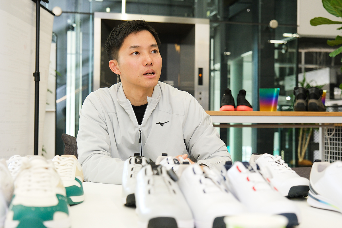 ミズノのシューズ開発担当者の河合さん。ニューモデルの話をいろいろとうかがった