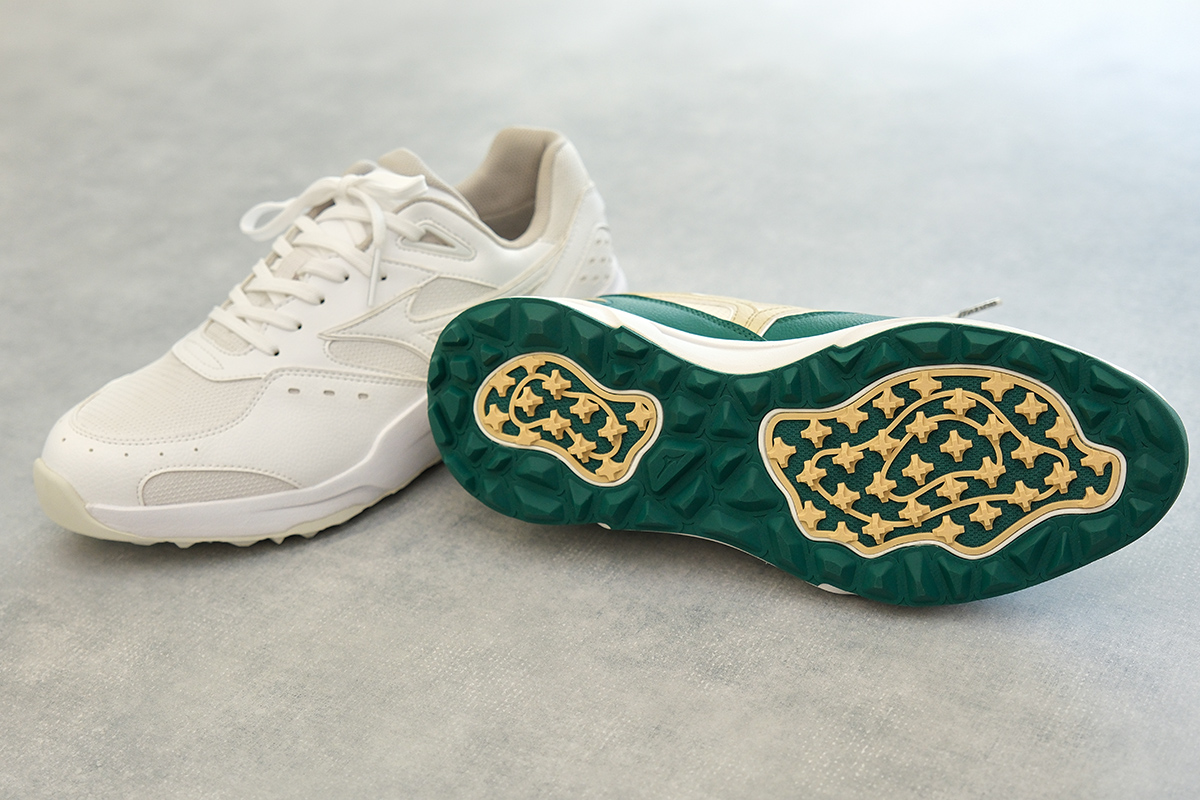 写真は「CONTENDER GS」。見た目はカジュアルに履きこなせるスニーカーだが、アウトソールは2つの素材を使った高性能なものが搭載されている