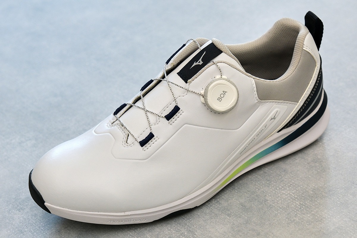 軽量スパイクレスの最新モデル「NEXLITE ENERZY II」。クッション性がアップデートされ、ウィズも4Eと3Eが選べるようになった