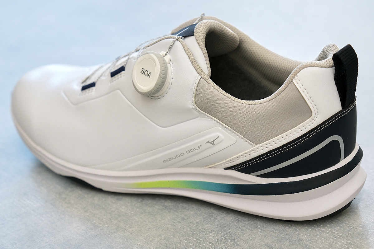 軽量スパイクレスの最新モデル「NEXLITE ENERZY II」。クッション性がアップデートされ、ウィズも4Eと3Eが選べるようになった