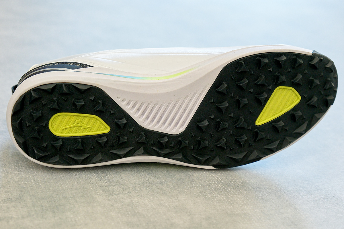軽量スパイクレスの最新モデル「NEXLITE ENERZY II」。クッション性がアップデートされ、ウィズも4Eと3Eが選べるようになった