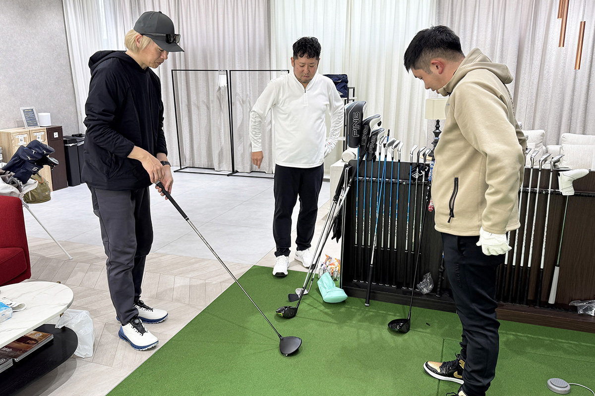 3人でG440 K ドライバーの特性を検証した。左から鶴原弘高、甲斐哲平さん、新宅理輝プロ