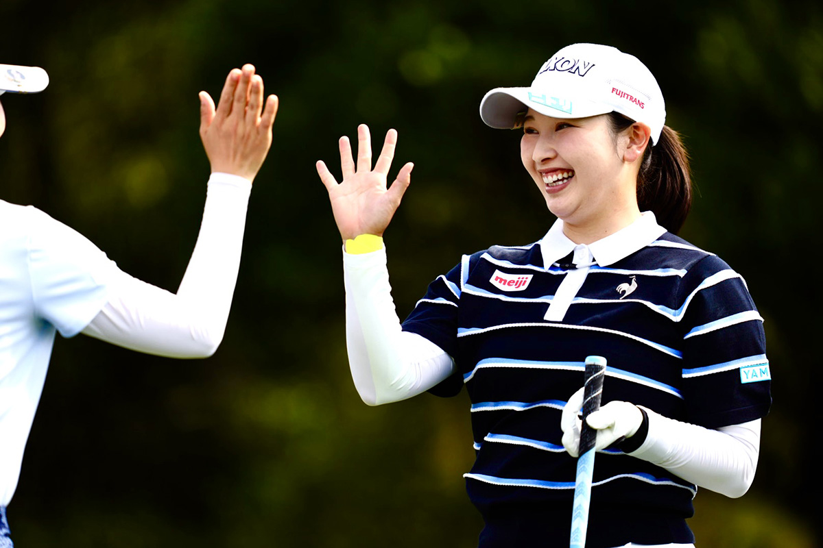 ホールインワン達成に思わず笑みがこぼれる　写真：DAN IMAI