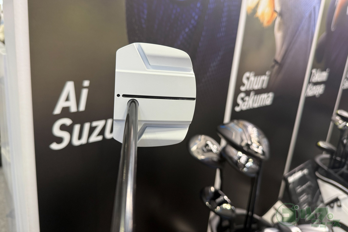 ピンでは珍しい白いヘッドに、特徴的なアライメントデザインが施された「SCOTTSDALE TEC」シリーズ。フェース近くの黒い「点」に秘密が隠されていた