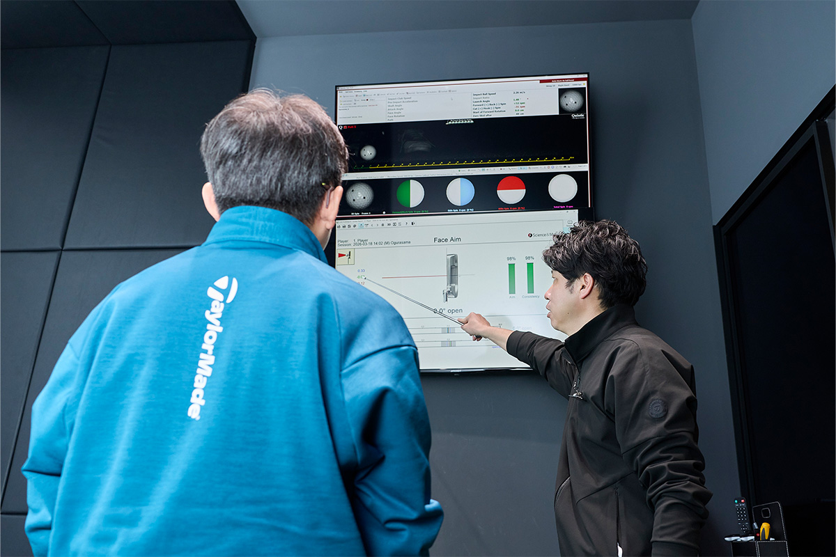 マスターフィッターの加治屋さんにフィッティング結果を説明してもらう様子。パッティングのリズム、入射角、ボールの回転など、さまざまな数値で悩みを可視化していく[写真：西村恵]