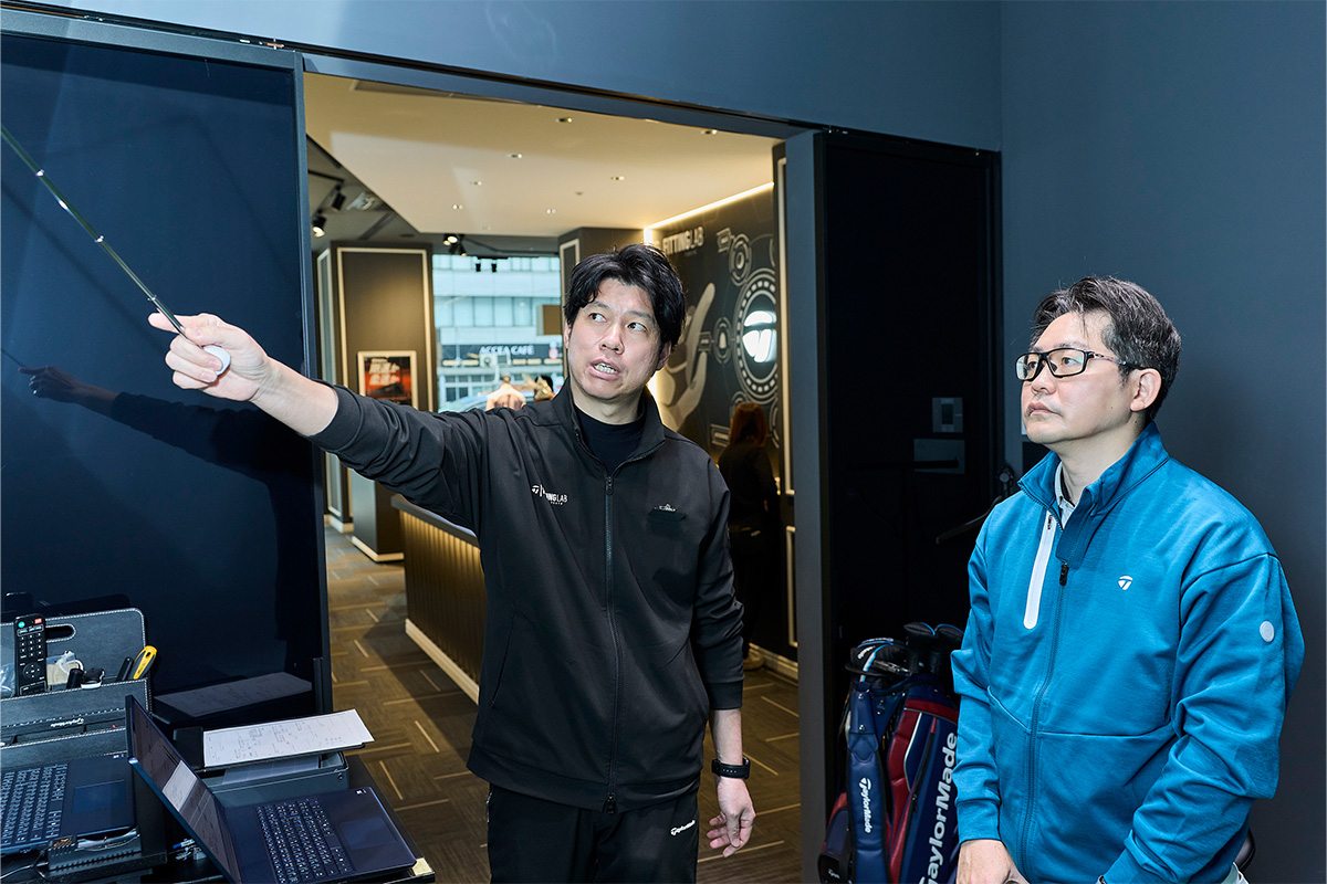 マスターフィッターの加治屋さんにフィッティング結果を説明してもらう様子。パッティングのリズム、入射角、ボールの回転など、さまざまな数値で悩みを可視化していく[写真：西村恵]