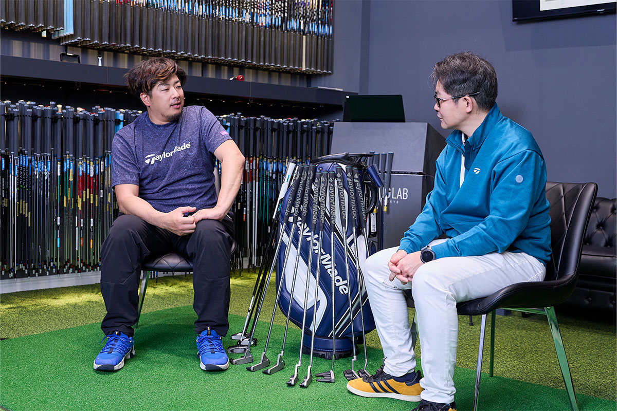 3月27日に発売された「SYSTM2」パターのテクノロジーについてテーラーメイドのプロダクト担当・田中桂さんよりお話を伺う筆者（ゴルフライター・小倉勇人）[写真：西村恵]