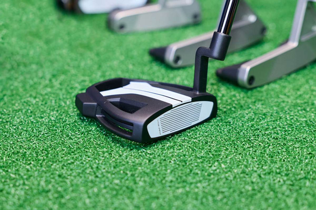 テーラーメイドの代名詞ともいえる「スパイダー」。大きな投影面積と優れたアライメント性能が、安心感のある構えを生む[写真：西村恵]