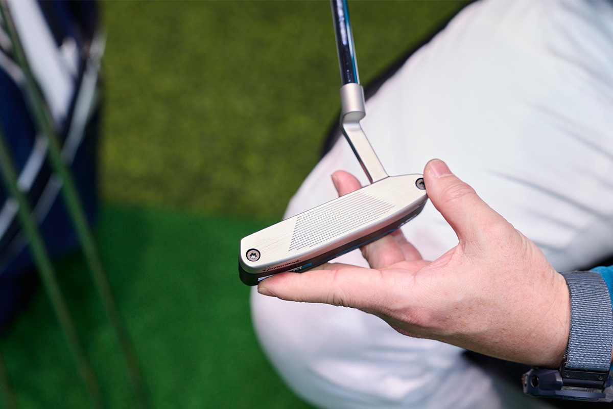 精密ミルド加工されたフェースに、ソフトな打感を演出するグルーブを施すことで、金属フェースならではのソリッドさを保ちながら、心地よいフィーリングと安定した転がりを実現している[写真：西村恵]