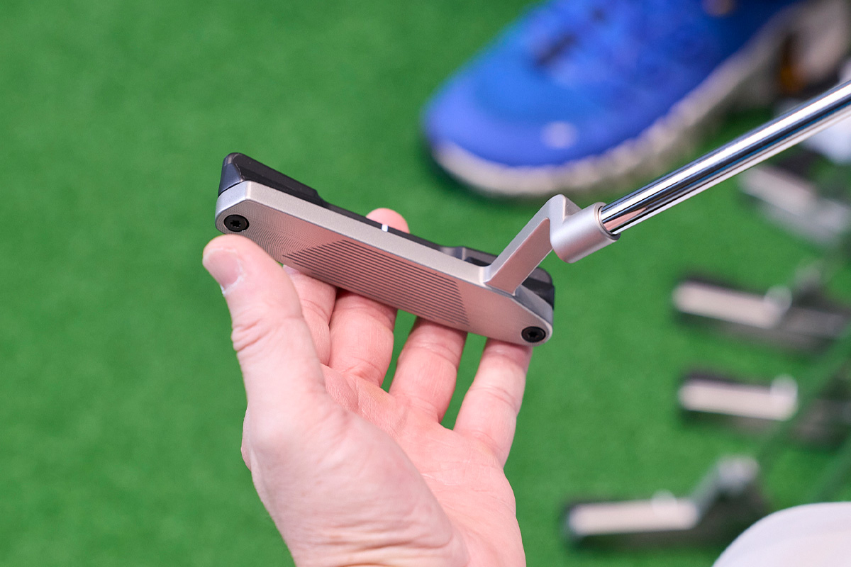 精密ミルド加工されたフェースに、ソフトな打感を演出するグルーブを施すことで、金属フェースならではのソリッドさを保ちながら、心地よいフィーリングと安定した転がりを実現している[写真：西村恵]