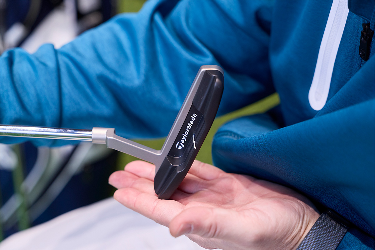 テーラーメイドから3月27日に発売された新「SYSTM2」パター。トップラインが際立ち、アライメントが取りやすくなっているスタンダードパターシリーズ[写真：西村恵]