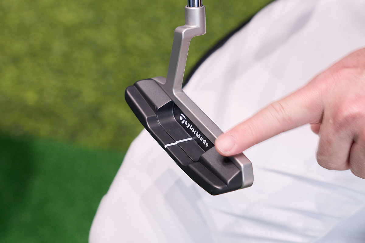 構えてみるとターゲットに対して真っすぐフェースを向けやすくなっている「SYSTM2」パター。アドレスが重要なパッティングで強い味方となりそうだ[写真：西村恵]