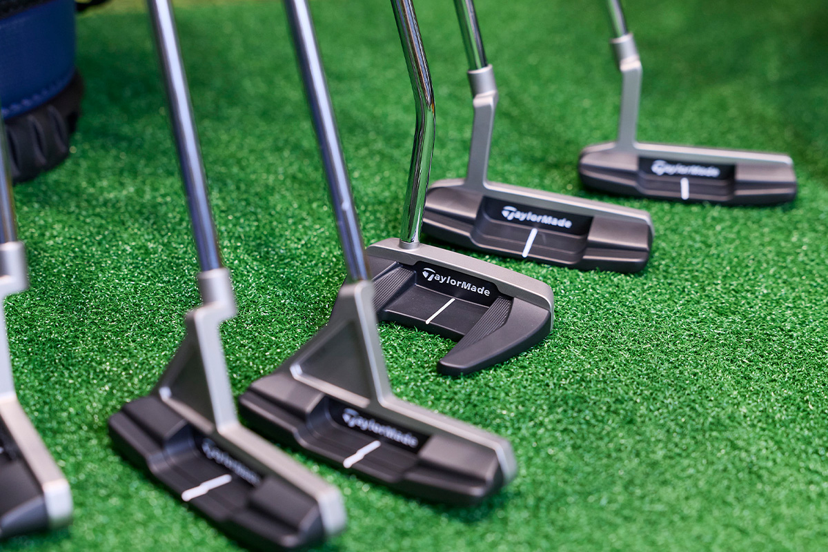 9種のラインアップのうち、7種がブレードタイプ。オートマチックなパターが苦手で、自分で操作してパッティングしたいというゴルファーのニーズに応える[写真：西村恵]