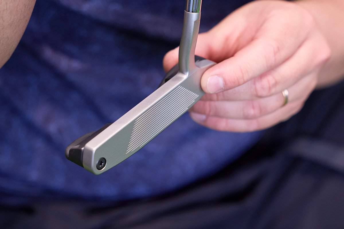 精密ミルド加工されたフェースに、ソフトな打感を演出するグルーブを施すことで、金属フェースならではのソリッドさを保ちながら、心地よいフィーリングと安定した転がりを実現している[写真：西村恵]
