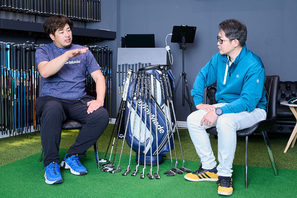 3月27日に発売された「SYSTM2」パターのテクノロジーについてテーラーメイドのプロダクト担当・田中桂さんよりお話を伺う筆者（ゴルフライター・小倉勇人）[写真：西村恵]