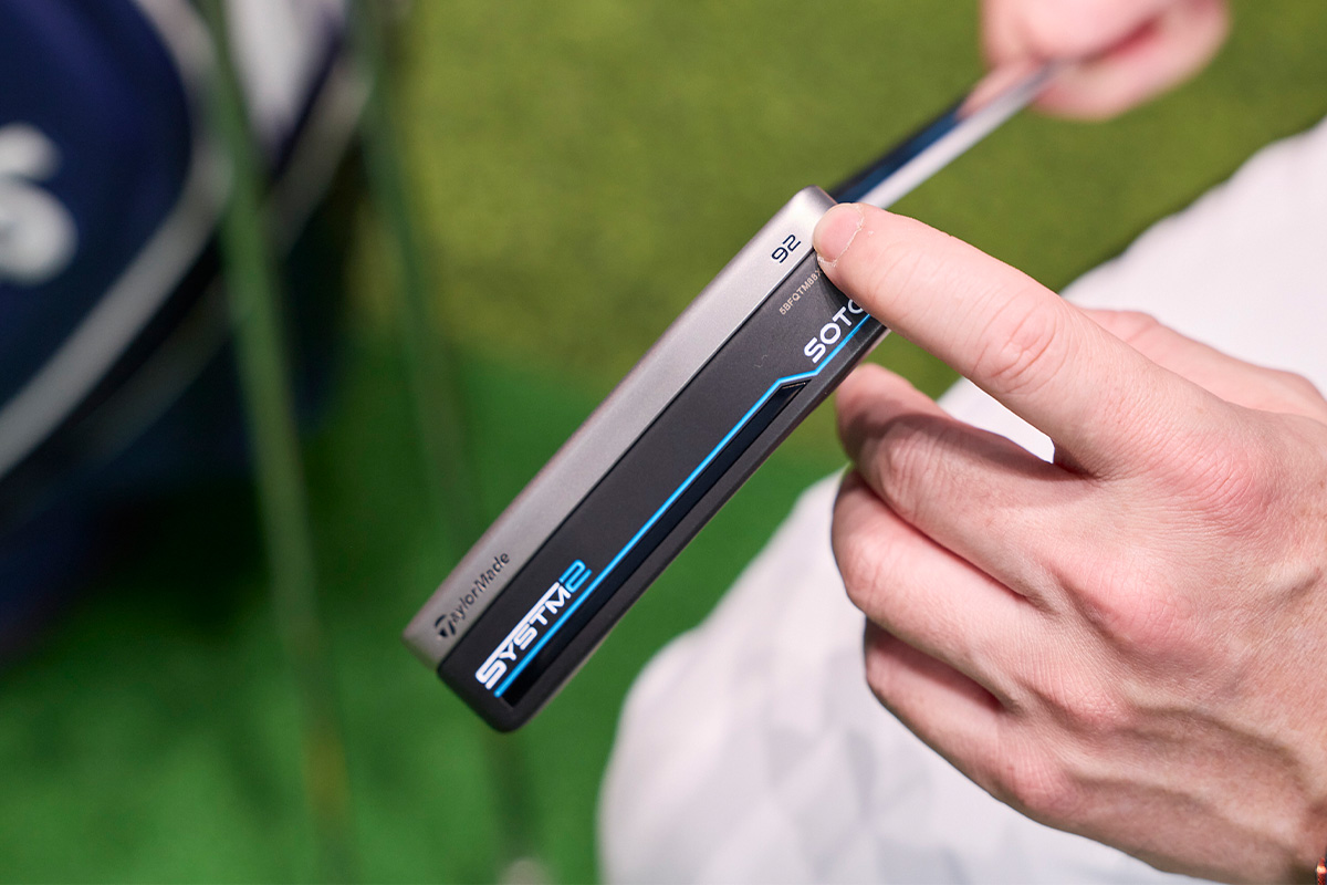 テーラーメイドから3月27日に発売された新「SYSTM2」パター。ツートーン仕上げのトップラインが際立ち、アライメントが取りやすくなっているパターシリーズ[写真：西村恵]