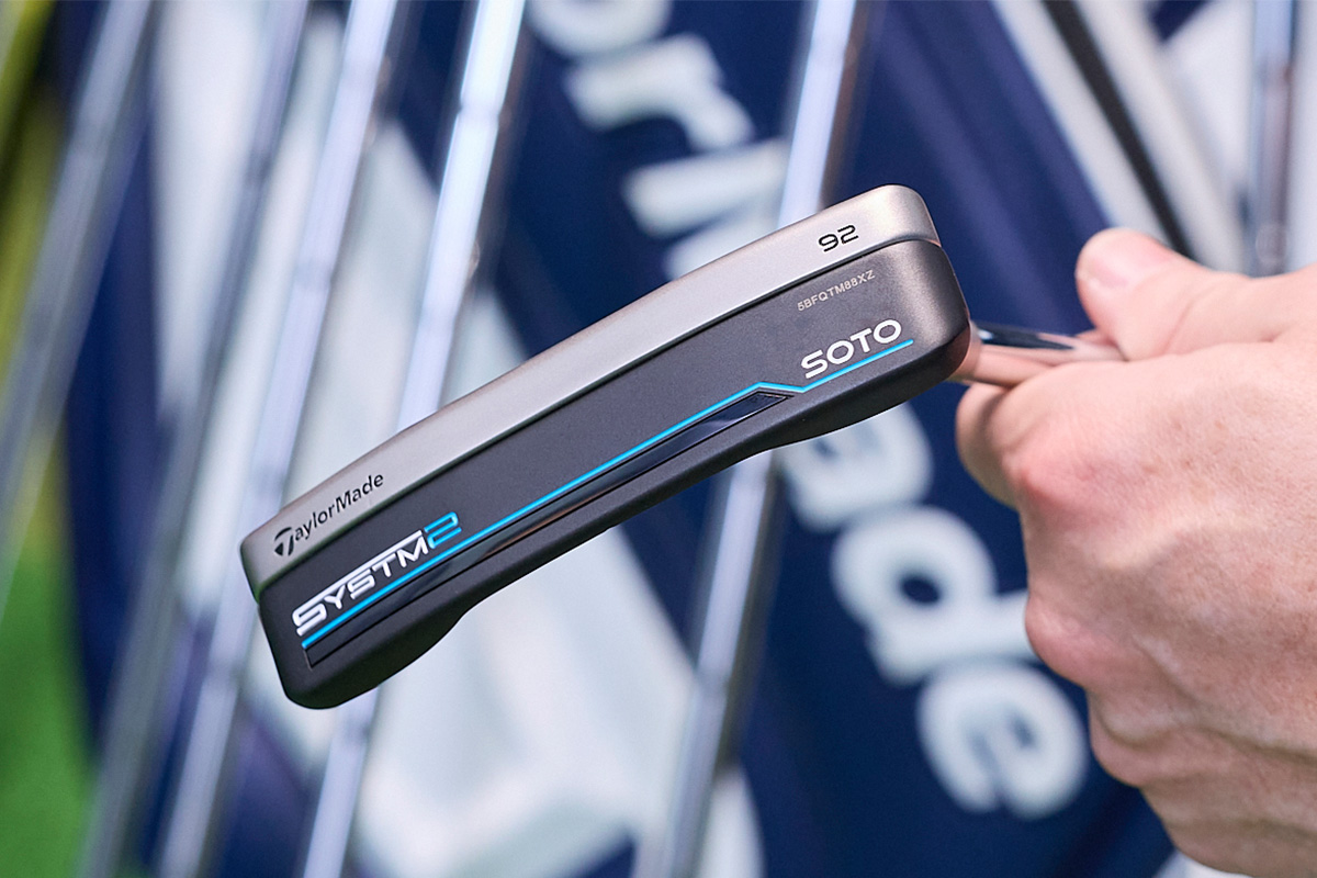 テーラーメイドから3月27日に発売された新「SYSTM2」パター。ツートーン仕上げのトップラインが際立ち、アライメントが取りやすくなっているパターシリーズ[写真：西村恵]