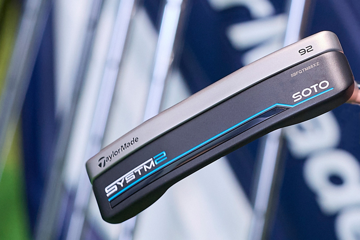 テーラーメイドから3月27日に発売された新「SYSTM2」パター。ツートーン仕上げのトップラインが際立ち、アライメントが取りやすくなっているパターシリーズ[写真：西村恵]
