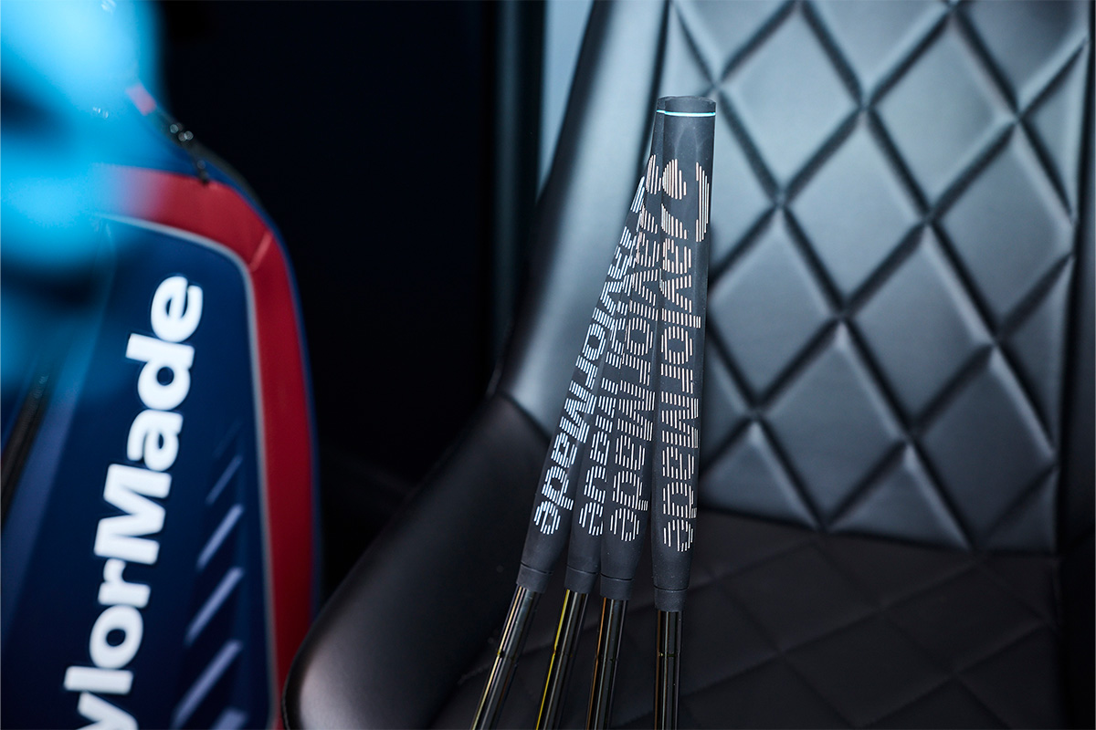 テーラーメイドから3月27日に発売された新「SYSTM2」パター。ツートーン仕上げのトップラインが際立ち、アライメントが取りやすくなっているパターシリーズ[写真：西村恵]