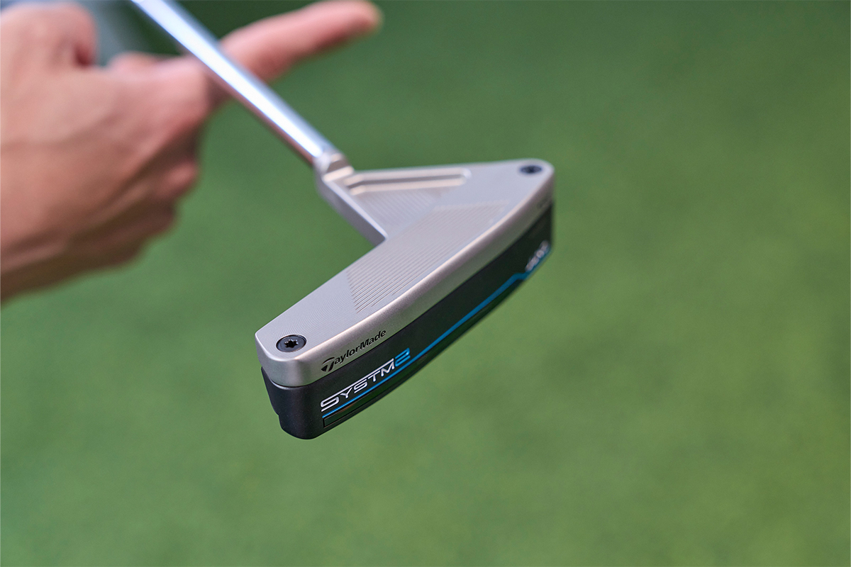 店頭で自分のミス傾向に合うモデルを簡単に確かめる方法の一つが、シャフトを指に乗せてヘッドの傾きをチェックすること。写真のようにバランスを取ると、重心角の違いがひと目で分かる[写真：西村恵]