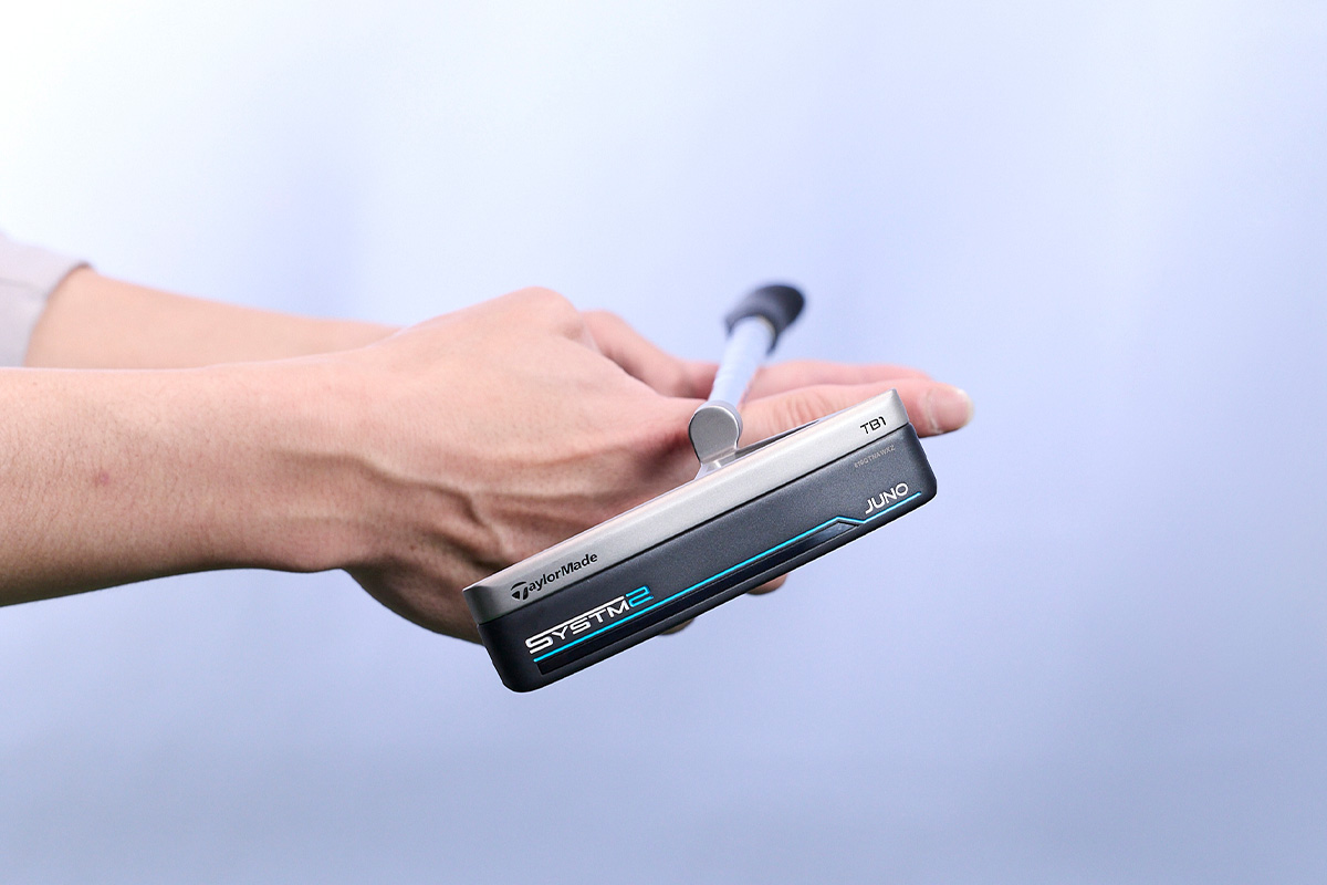 店頭で自分のミス傾向に合うモデルを簡単に確かめる方法の一つが、シャフトを指に乗せてヘッドの傾きをチェックすること。写真のようにバランスを取ると、重心角の違いがひと目で分かる[写真：西村恵]