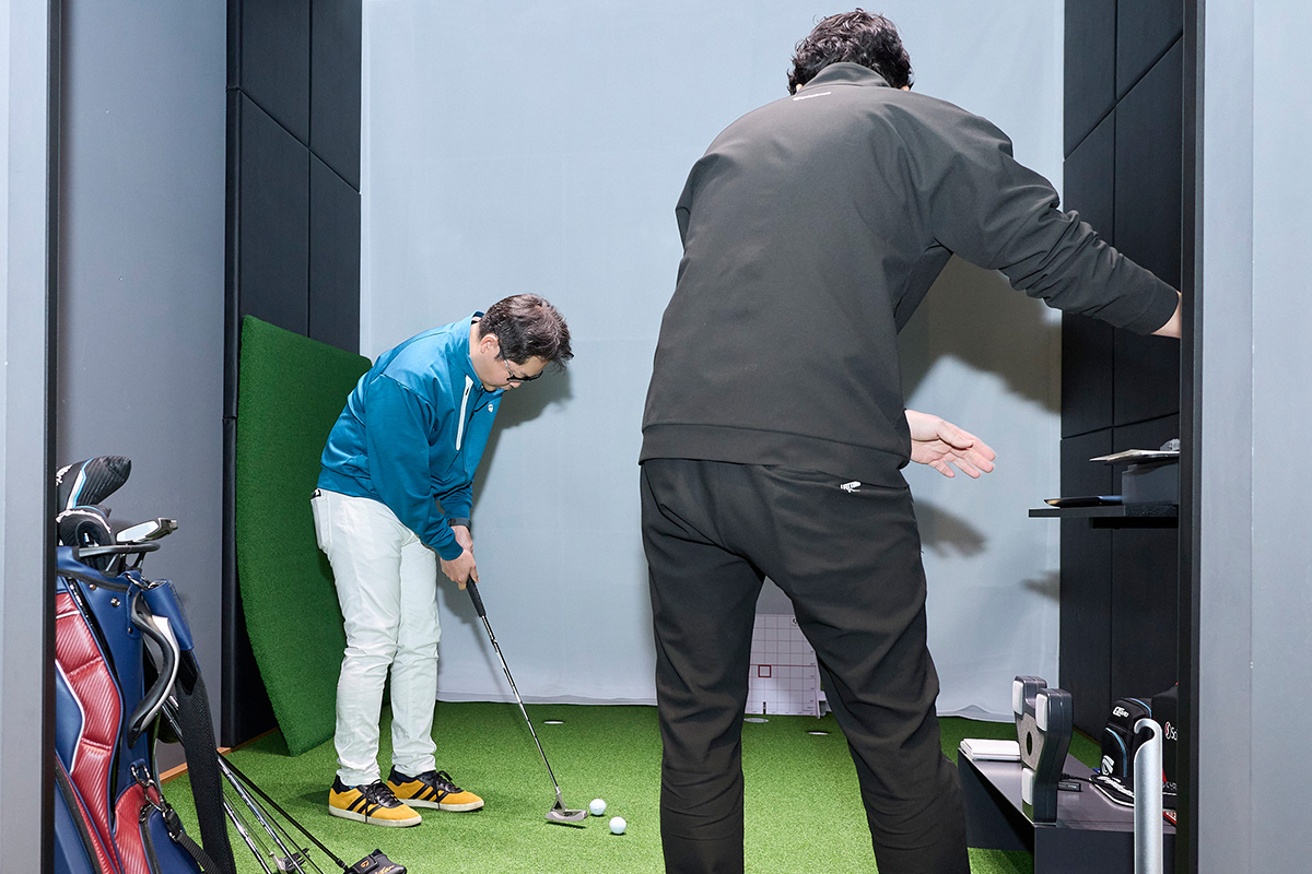 「TaylorMade Fitting Lab Tokyo」では、パターフィッティングやクラブフィッティングが受けられるだけではなく、経験豊富なクラフトマンが常駐しているため、ライ角やロフト角の調整がその場でできる[写真：西村恵]