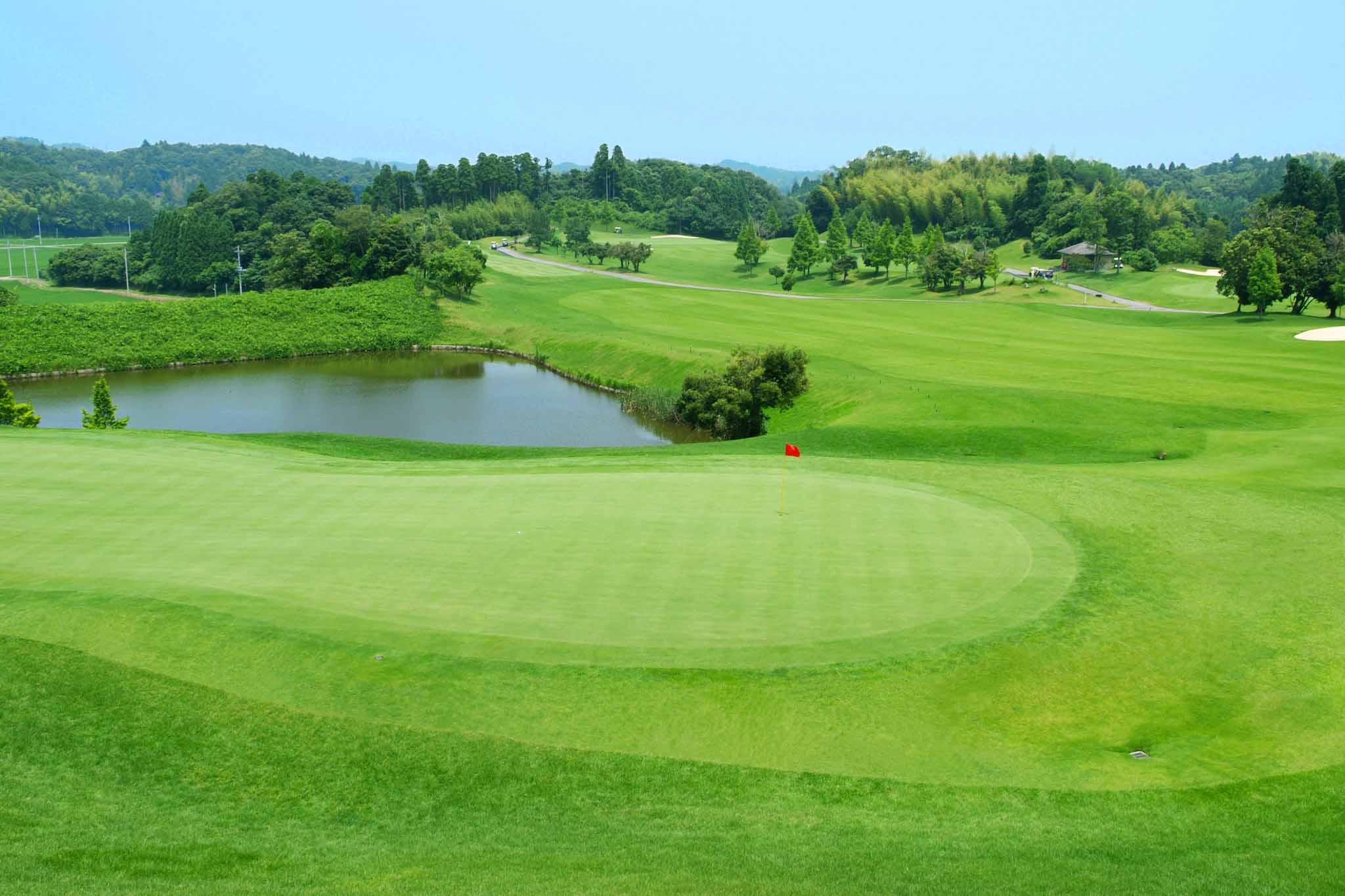 16番は右ドッグレッグのミドルホール。池が心地よいプレッシャーを与える　写真提供:丸の内倶楽部 【PGM】