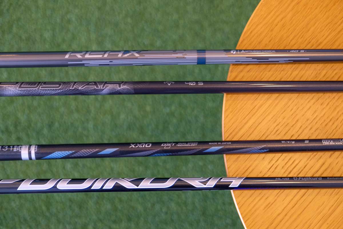 今回試打した軽量ドライバーの装着シャフト。上から「Qi4D MAX LITE」のREAX 40 Mid Rotation Blue、「クアンタム MAX FAST」のSPDSTAR 40、「G440 K HL」のSPEEDER NX GREY 40、「ゼクシオ14」のMP1400