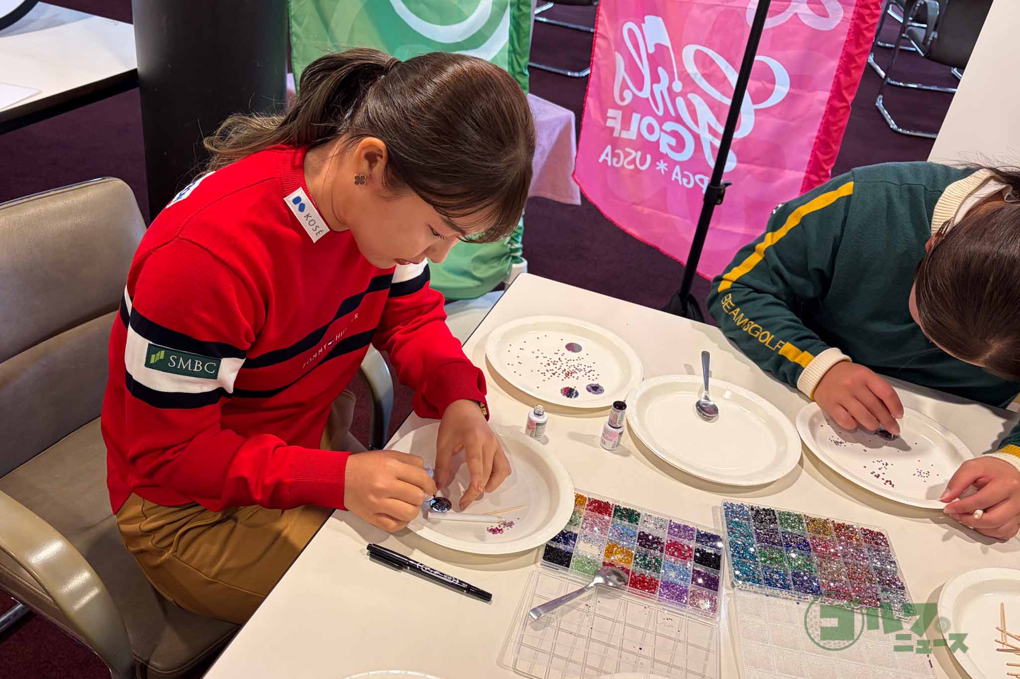 参加者と一緒にオリジナルマーカー作りを楽しむ吉田優利