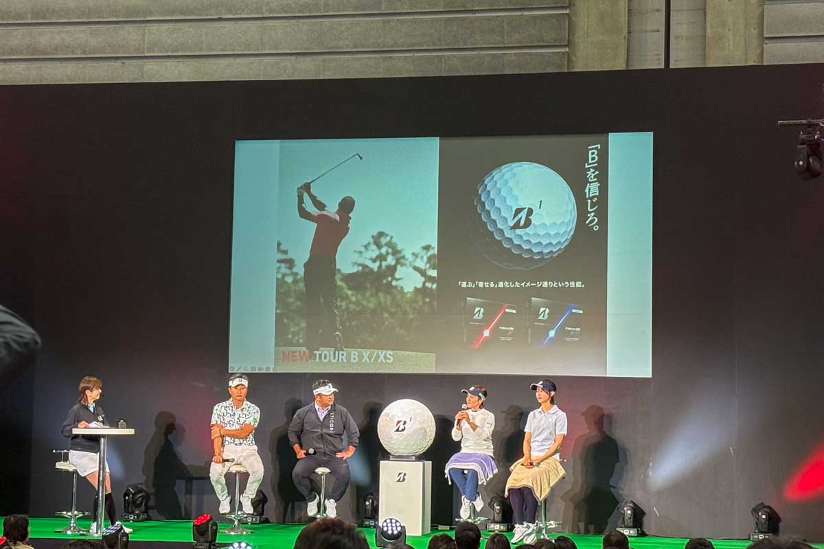 会期2日目に行われた会場内メインステージでのTEAM BRIDGESTONEスペシャルトークショー。左から宮本勝昌、宮里聖志、宮里藍、川崎志穂
