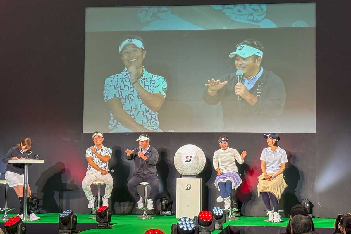 会期2日目に行われた会場内メインステージでのTEAM BRIDGESTONEスペシャルトークショー。左から宮本勝昌、宮里聖志、宮里藍、川崎志穂
