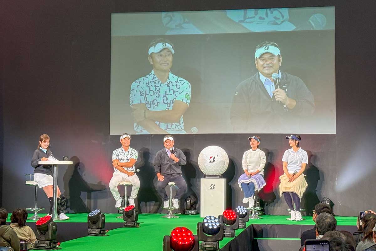 会期2日目に行われた会場内メインステージでのTEAM BRIDGESTONEスペシャルトークショー。左から宮本勝昌、宮里聖志、宮里藍、川崎志穂