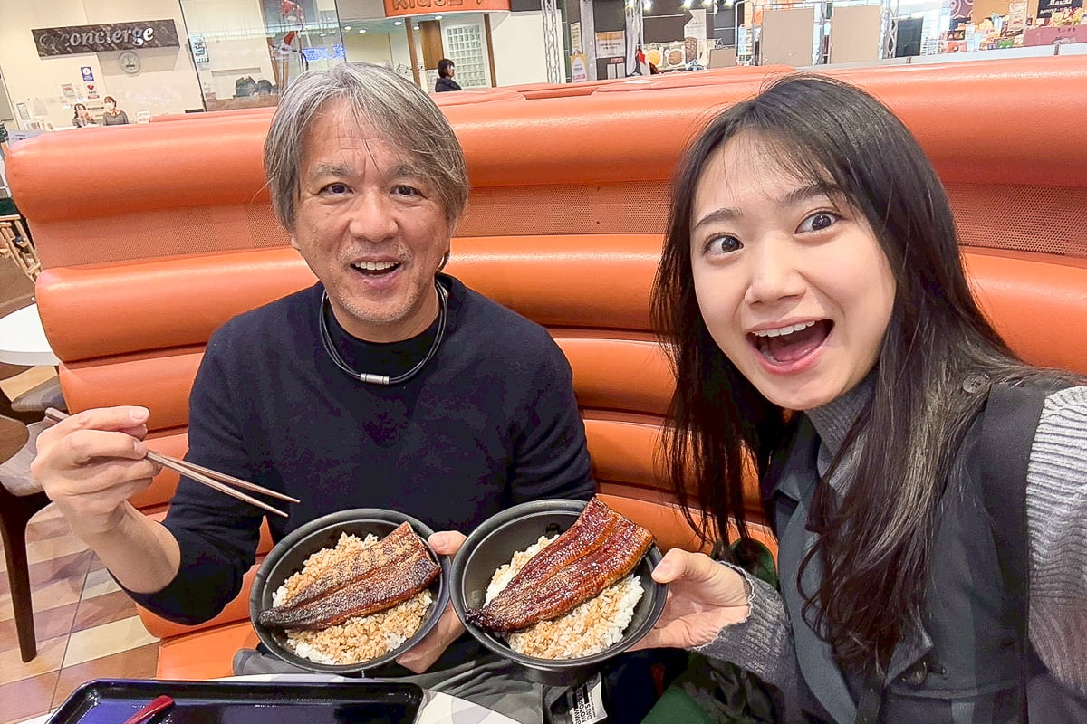 浜松といえばやはりうなぎ。フードコートにある「うな濱」では、迷わず浜名湖産うなぎをチョイス。「やわらかくておいしい！」と相沢さんはご満悦の様子[写真：相沢菜々子]