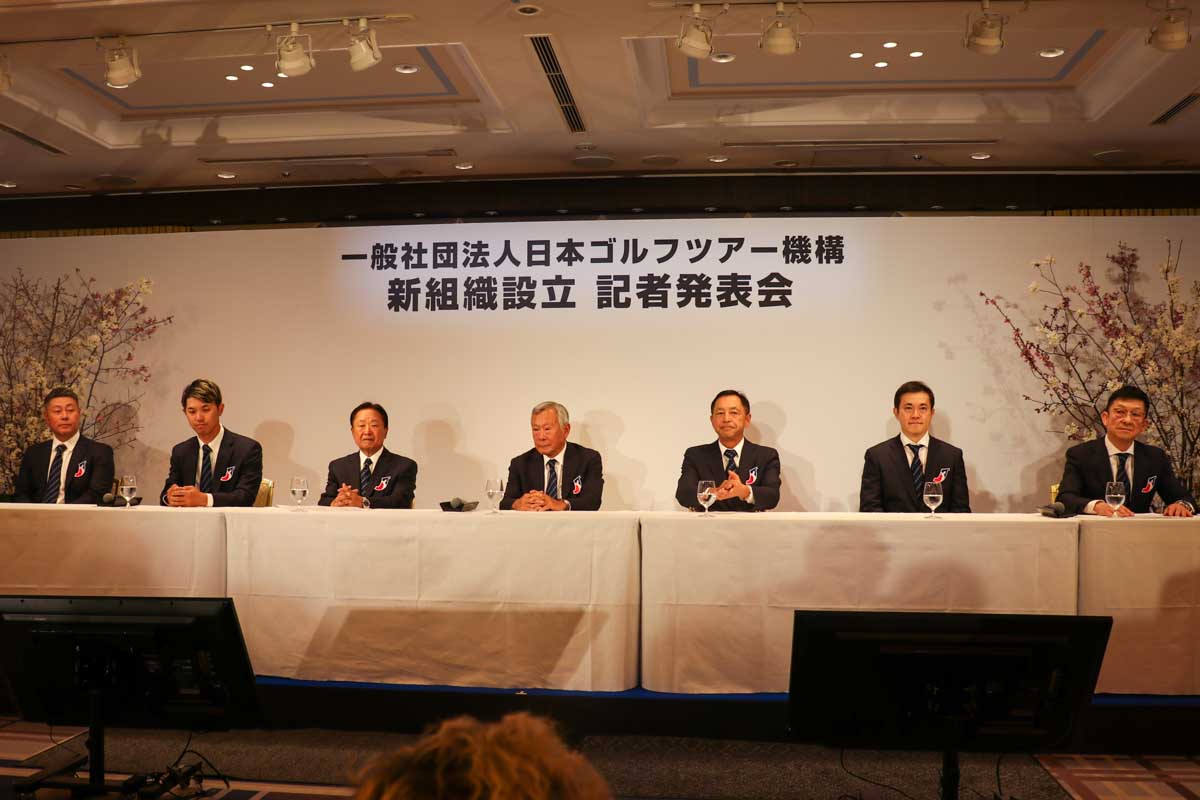 左からジャパンゴルフツアー選手会の谷原秀人副会長、阿久津未来也会長、JGTOの倉本昌弘副会長、諸星裕会長、NSSKの津坂純代表取締役、徳山一晃シニアパートナー、みずほフィナンシャルグループの足立龍生常務執行役員　写真：清流舎