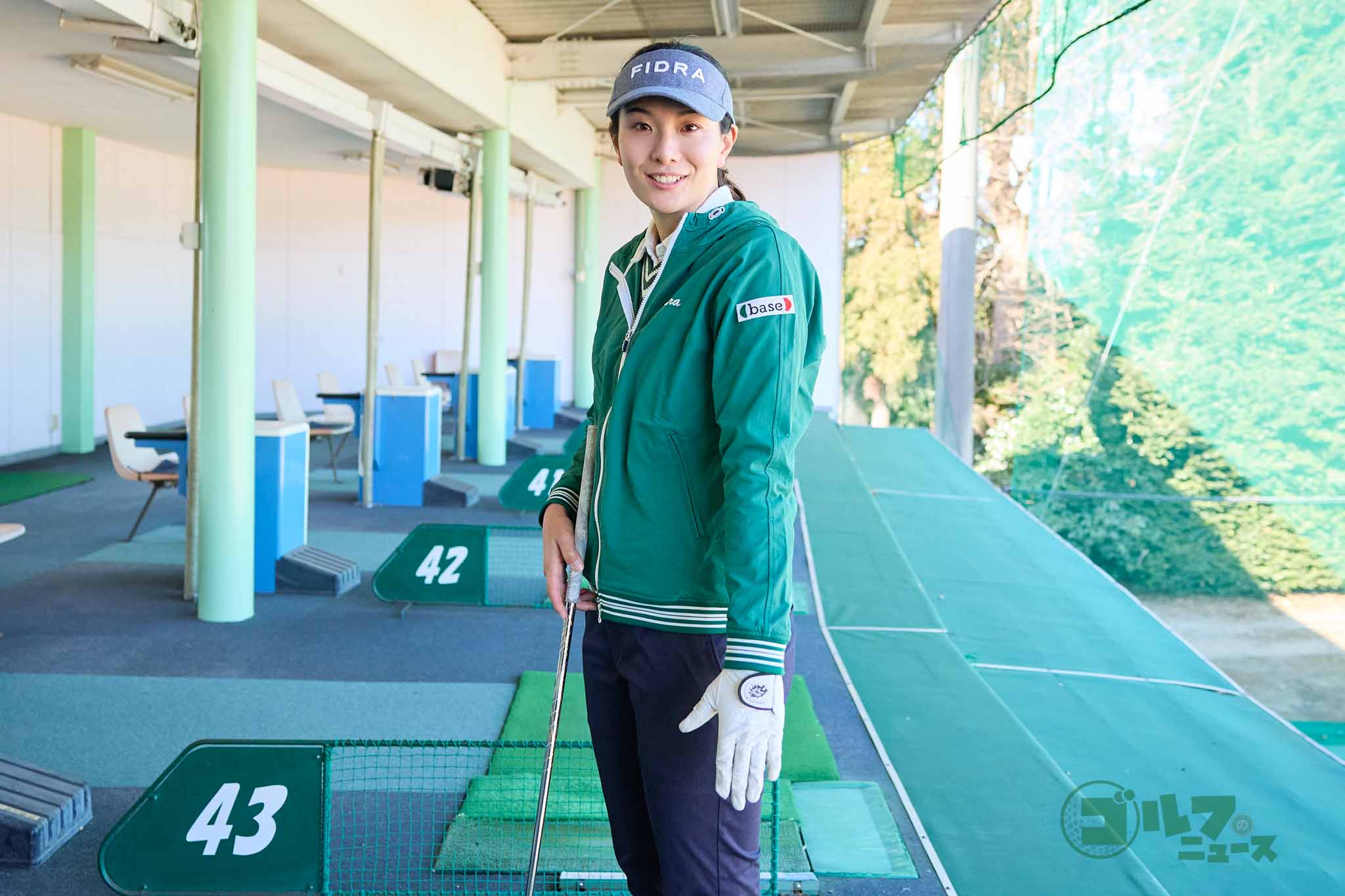 クラブを握るときは、腕から指先まで真っすぐにした状態で握るのが正解。左手首が小指側にも親指側にも折れないように注意　写真:西村恵