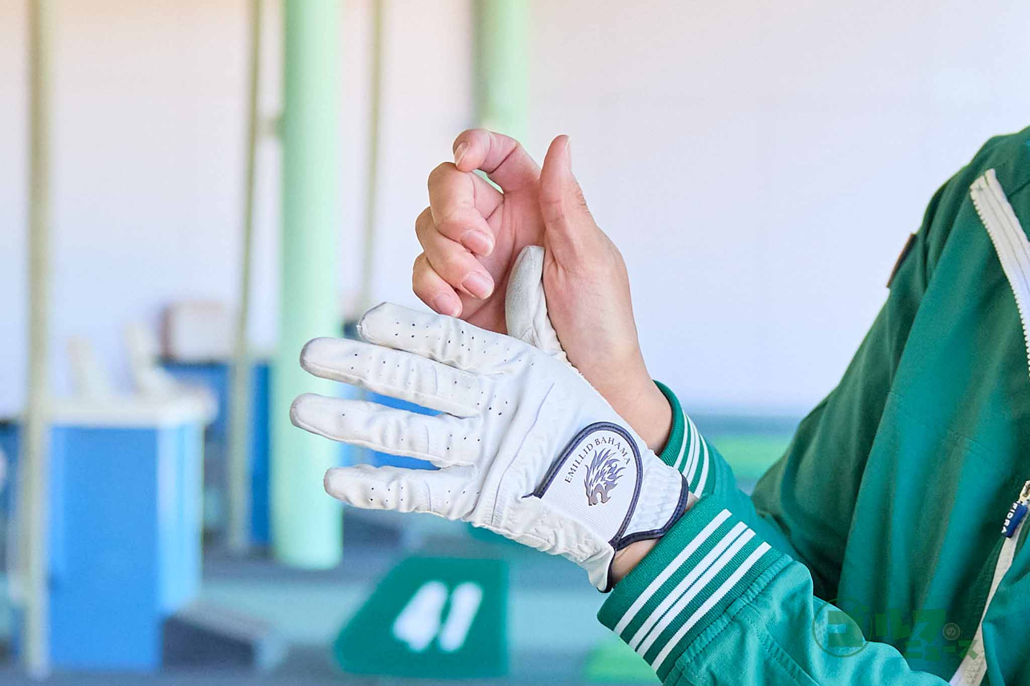 右手の生命線を左手親指の右サイドに当て、そのまま右手で左手親指を包み込むように握る　写真:西村恵