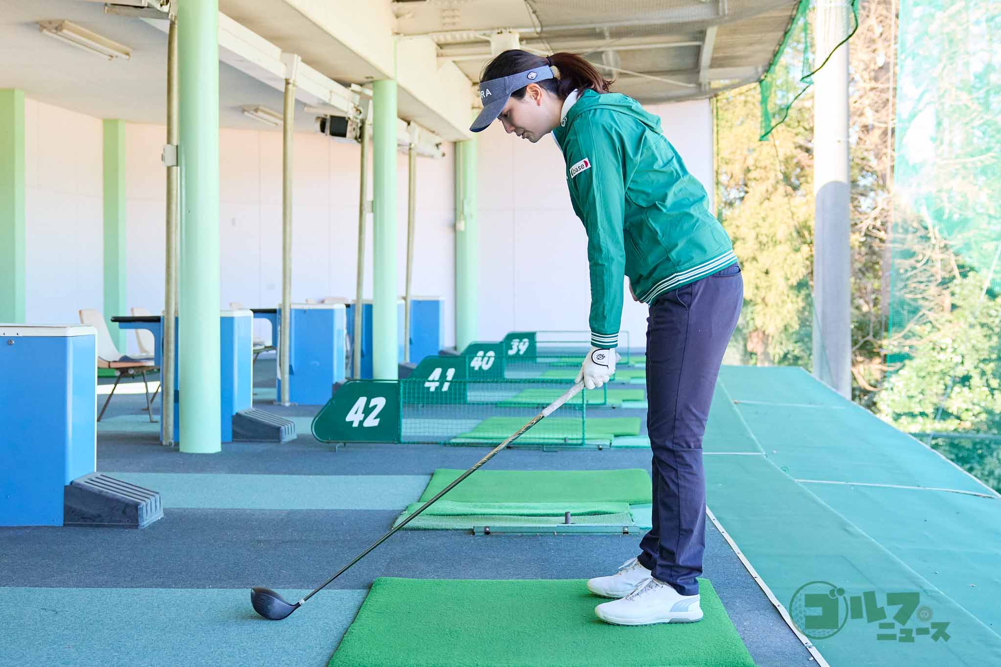 ライ角が合うところに骨盤から上体を前傾させて構える　写真:西村恵