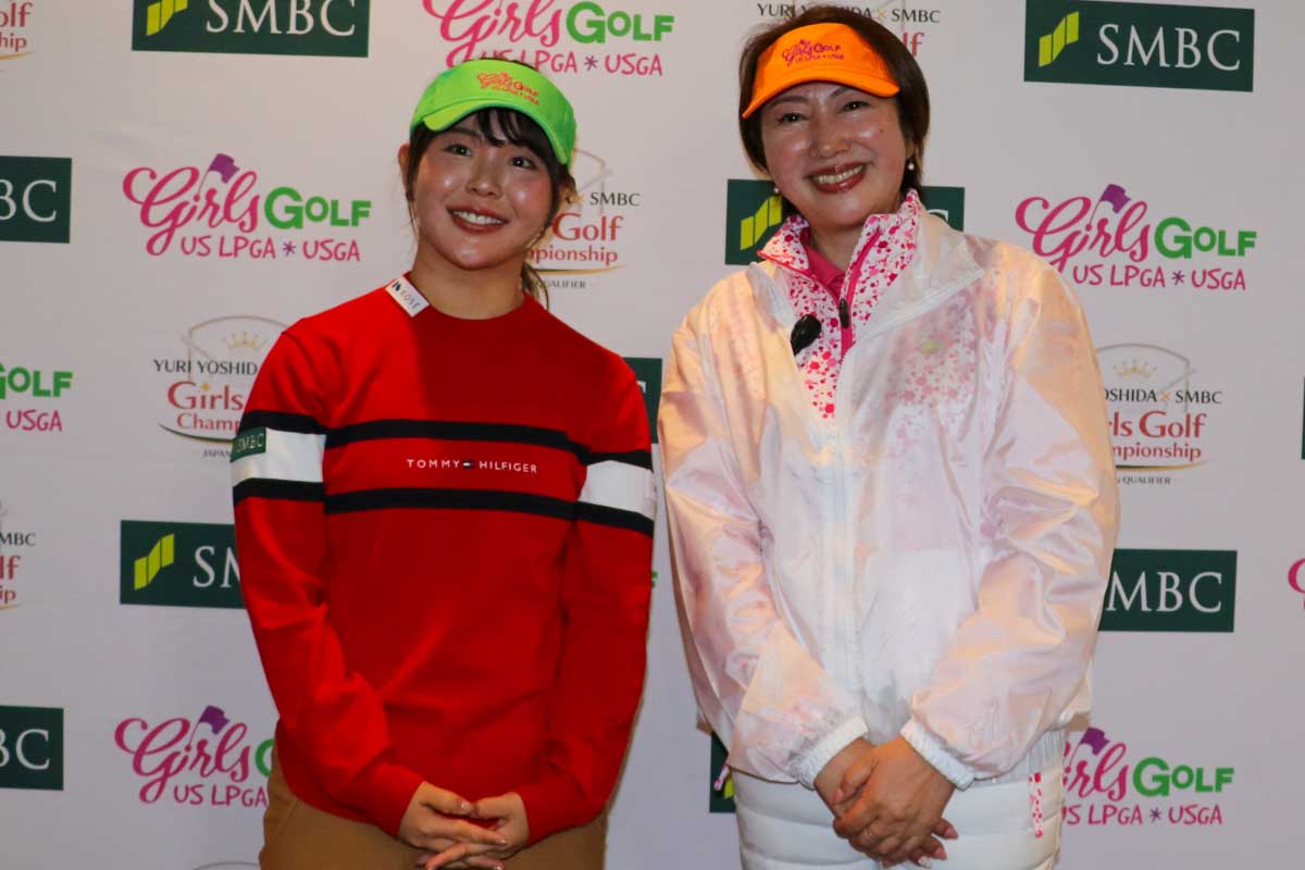 吉田優利と写真に収まる、日本で「ガールズゴルフ」の活動を引っ張ってきたヨッシー小山さん（右）　写真：清流舎