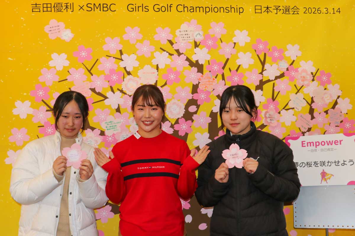 桜ボードの前でジュニアたちと　写真：清流舎