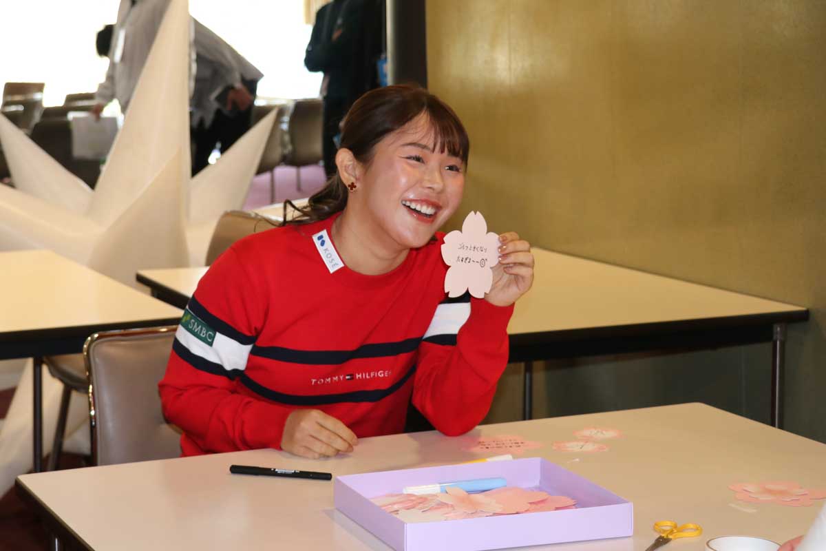 メッセージカードを書く吉田優利　写真：清流舎