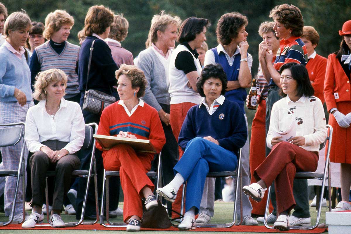 1984年「マツダジャパンクラシック」最終日の表彰式。前列右端が優勝した吉川なよ子、右から2人目が2位に終わった岡本。ナイスボギー事件のショックから立ち直れていない様子だった 写真提供:東京スポーツ新聞社