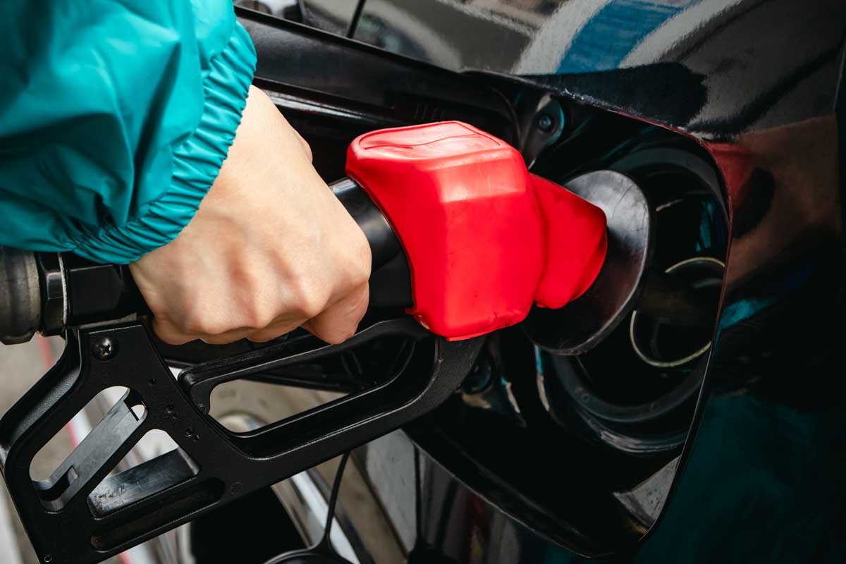 値段は下がってもガソリンの供給不安は続く　写真：PIXTA