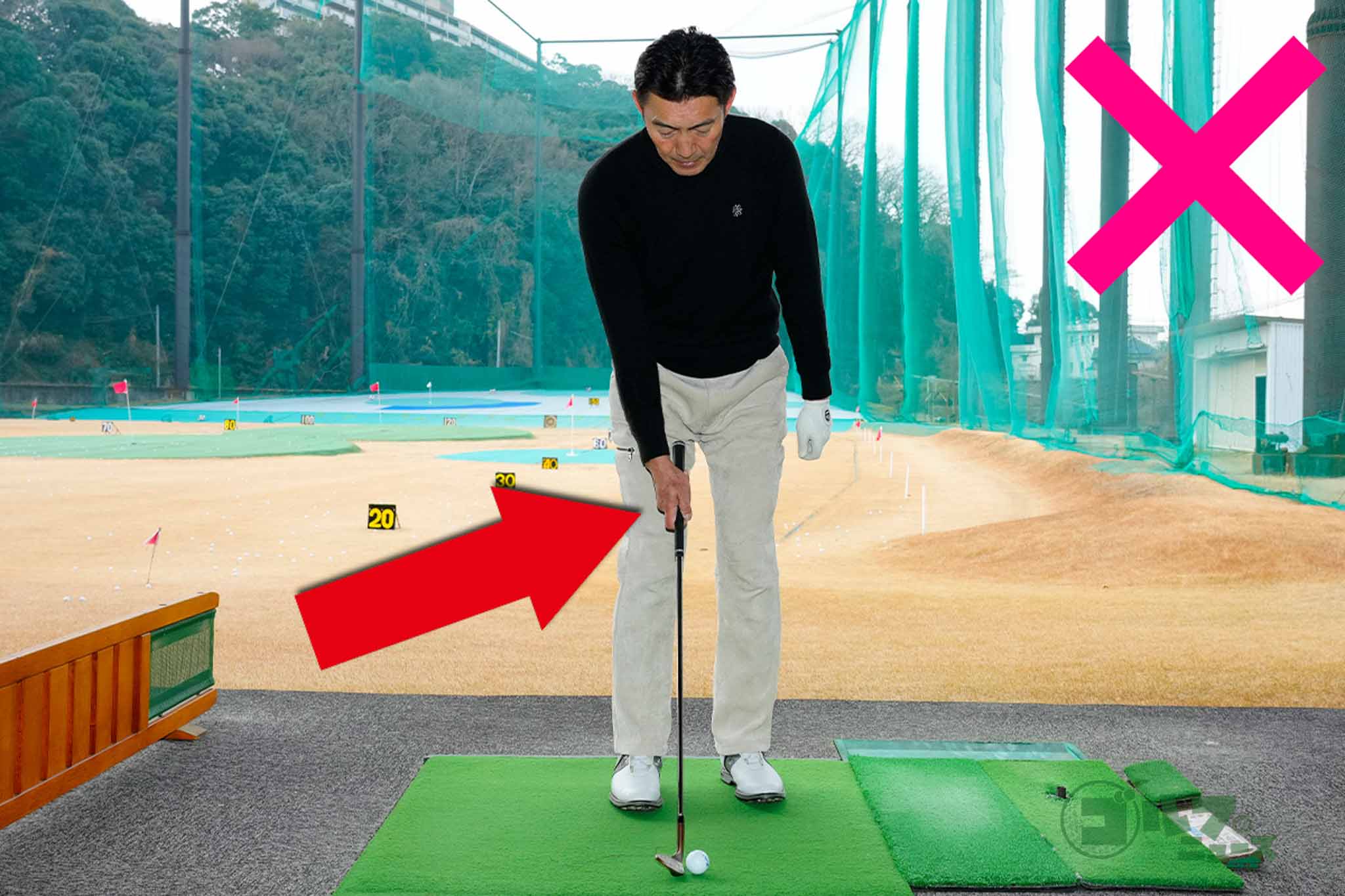 右手1本でボールを打つ際、どうしても右手を右太モモの前にセットしがち。ハンドレートのインパクトになる要因なので注意　写真:鈴木祥