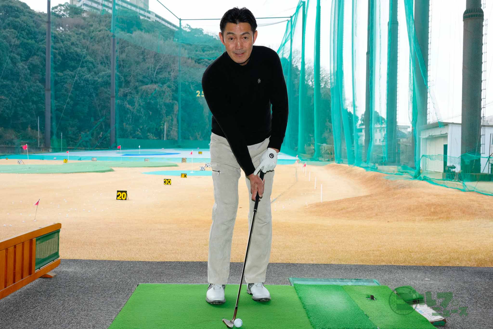 右手を左足太モモの前にセットすると、右手首に角度が生まれる。この角度をキープしながらアプローチすることで、ハンドファーストでインパクトでき、距離感、方向性が安定する　写真:鈴木祥
