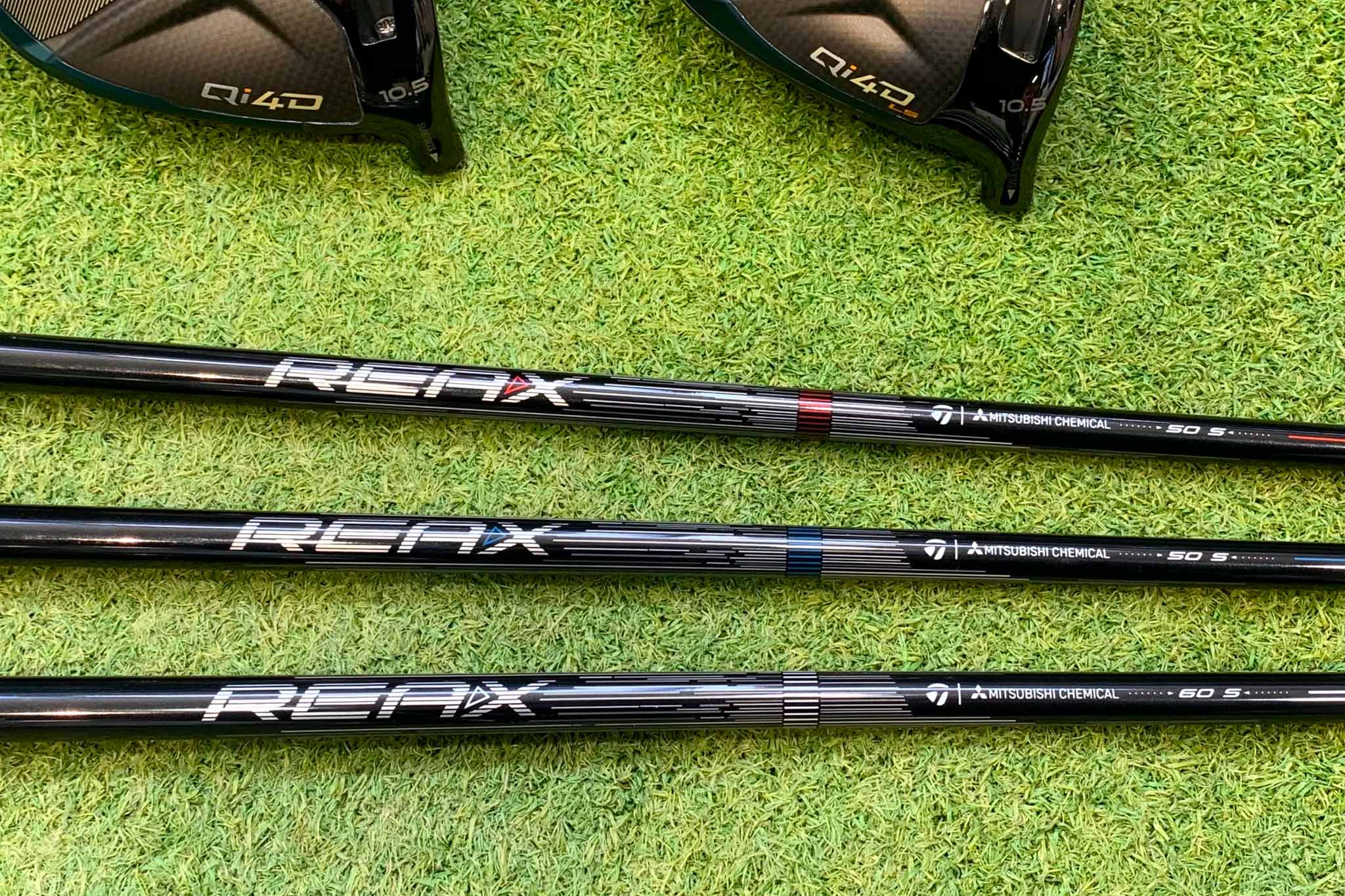 テーラーメイド「Qi4D」ではスイング時のフェースローテーション別に3つの「REAX」シャフトがラインアップされている