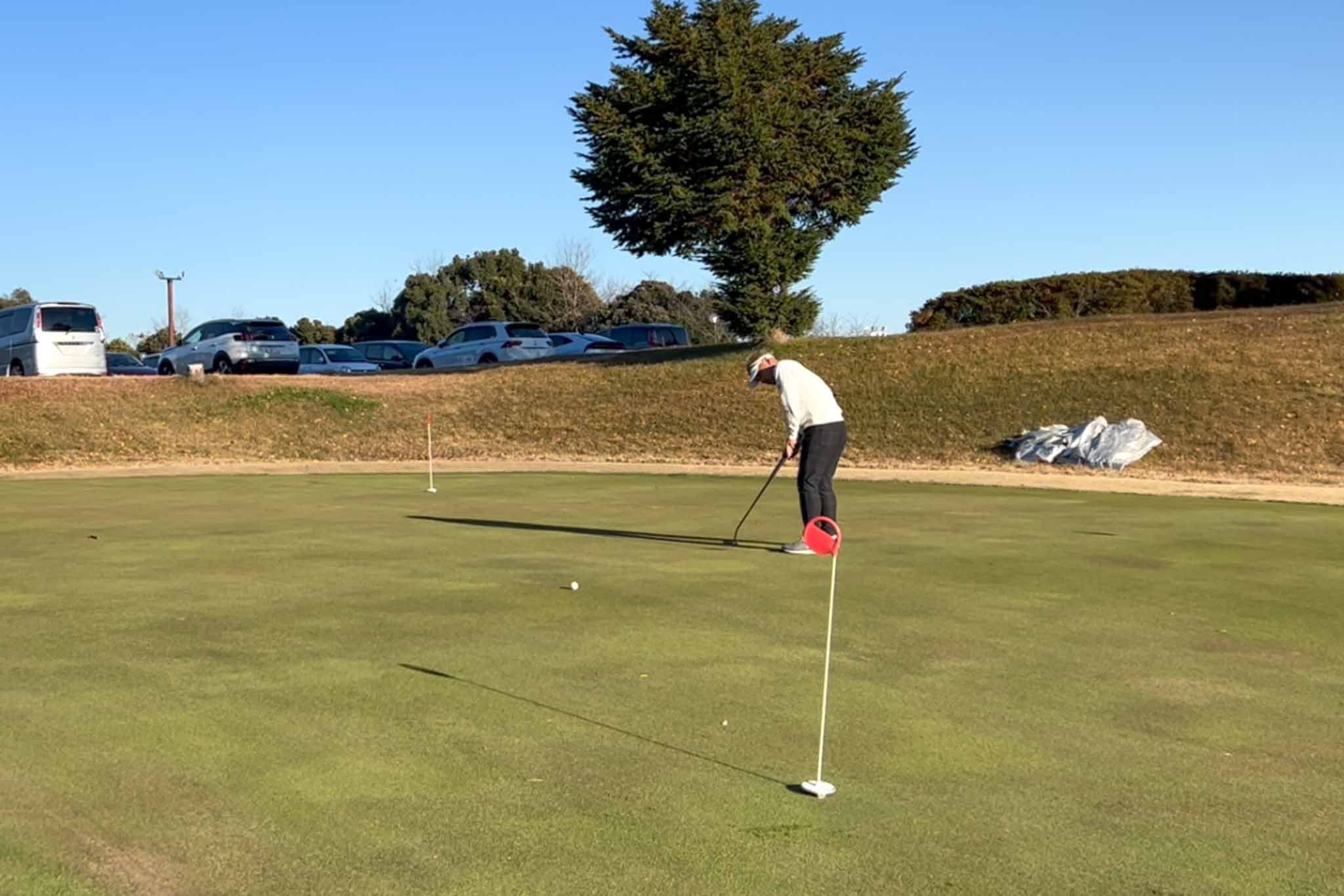 練習グリーンでは、カップインよりも見た目やフィーリングに対する「ズレ」を確認しておくことが重要