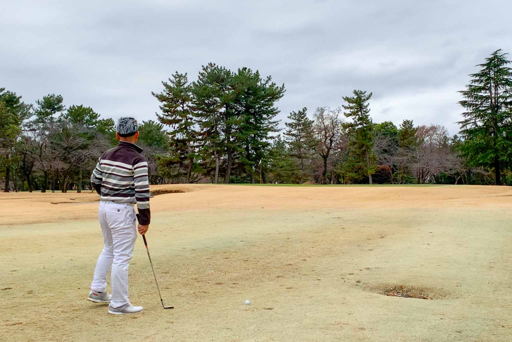 トップ気味でもOKと考え、ピンに寄せることよりも「ショート気味でOK」という距離イメージでセカンドショットに臨む